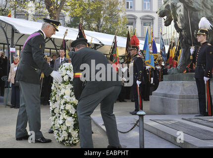 Bruxelles, Belgique. 11Th Nov, 2014. Le roi Philippe de Belgique dépose une gerbe lors de la cérémonie du Jour du Souvenir, la commémoration de la Première Guerre mondiale, sur la Tombe du Soldat inconnu à Bruxelles, Belgique, le 11 novembre, 2014. Également commémoré ont été victimes de la Seconde Guerre mondiale et des guerres et des conflits après 1945. Credit : Ye Pingfan/Xinhua/Alamy Live News Banque D'Images