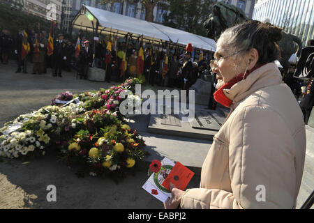 Bruxelles, Belgique. 11Th Nov, 2014. Une vieille dame assiste à la cérémonie du Jour du Souvenir, la commémoration de la Première Guerre mondiale, sur la Tombe du Soldat inconnu à Bruxelles, Belgique, le 11 novembre, 2014. Également commémoré ont été victimes de la Seconde Guerre mondiale et des guerres et des conflits après 1945. Credit : Ye Pingfan/Xinhua/Alamy Live News Banque D'Images