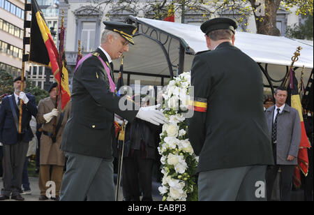 Bruxelles, Belgique. 11Th Nov, 2014. Le roi Philippe de Belgique dépose une gerbe lors de la cérémonie du Jour du Souvenir, la commémoration de la Première Guerre mondiale, sur la Tombe du Soldat inconnu à Bruxelles, Belgique, le 11 novembre, 2014. Également commémoré ont été victimes de la Seconde Guerre mondiale et des guerres et des conflits après 1945. Credit : Ye Pingfan/Xinhua/Alamy Live News Banque D'Images