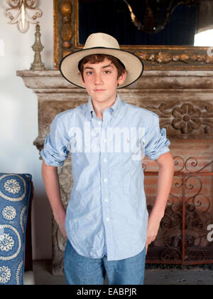 Portrait of Young boy wearing Straw Hat dans le style mexicain avec cheminée. Banque D'Images