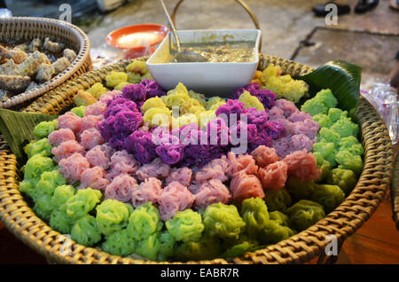 Dessert Thai vermicelles de riz fermenté colorés avec des nouilles de farine de poisson avec sauce crabe curry Banque D'Images