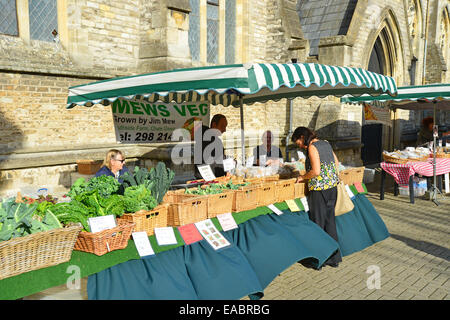Stand de fruits et légumes, marché de producteurs, St Thomas' Square, Newtown, île de Wight, Angleterre, Royaume-Uni Banque D'Images