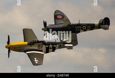 Spitfire v Mustang Duxford Banque D'Images