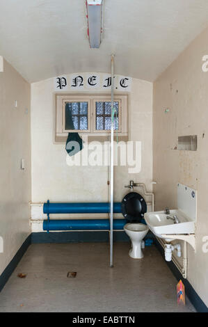HMP Lancaster Castle, Lancashire, Royaume-Uni. Une cellule de prison commune typique dans l'aile 'A', montrant le manque d'intimité Banque D'Images