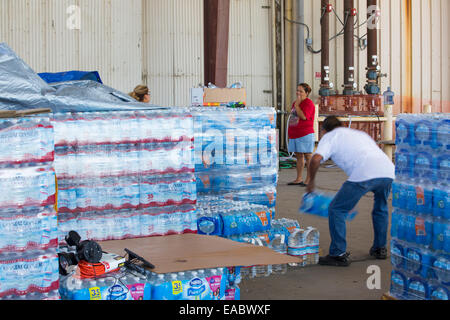 Un organisme de bienfaisance de l'eau en fournissant de l'eau en bouteille à Porterville maisons qui n'ont pas eu d'eau courante pendant plus de cinq mois, près de boulangers Banque D'Images