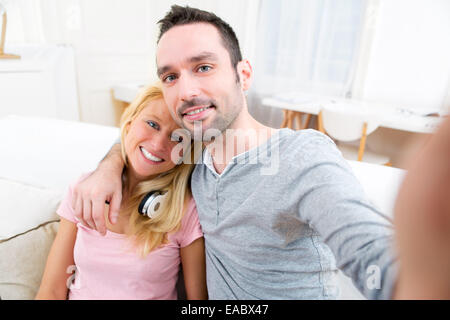 Vue d'un jeune beau couple having fun doing selfies Banque D'Images