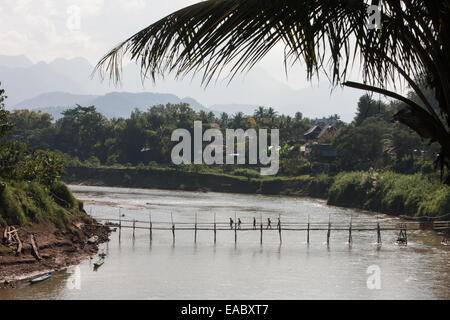 Passage à niveau de base simple, rachitique,bambou pont sur la rivière Nam Khan, à Luang Prabang, Laos, Asie du Sud Est, Asie, Banque D'Images