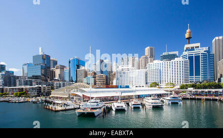 Vue de Sydney CBD et bateaux amarrés dans Darling Harbour, Sydney, New South Wales, Australia Banque D'Images