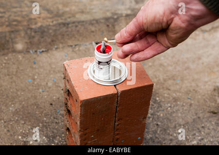 Une serre de nettoyage avec une bombe fumigène,Grenade,soufre,bougie, pour tuer les insectes. Banque D'Images