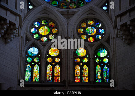 Vitrail dans l'église de la Sagrada Familia à Barcelone, Catalogne, Espagne. Banque D'Images