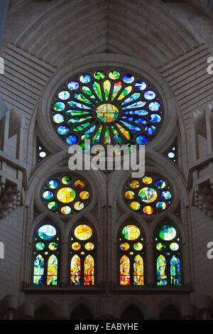 Vitraux rose windows dans la Sagrada à Barcelone, Catalogne, Espagne. Banque D'Images