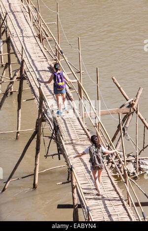 Passage à niveau de base simple, rachitique,bambou pont sur la rivière Nam Khan, à Luang Prabang, Laos, Asie du Sud Est, Asie, Banque D'Images