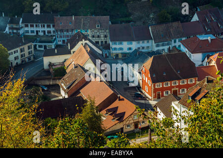 Après-midi dans le village de Ferrette, Alsace, France. Banque D'Images