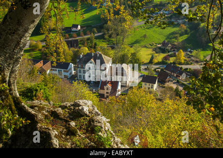 Après-midi dans le village de Ferrette, Alsace, France. Banque D'Images