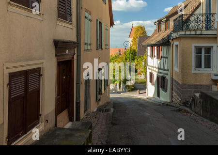 Après-midi dans le village de Ferrette, Alsace, France. Banque D'Images