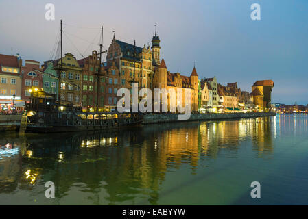 GDANSK, Pologne - 22 octobre 2014 : la vieille ville de Gdansk par nuit Banque D'Images