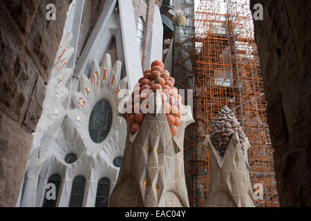 Nouvelle façade de la Sagrada Familia en construction avec fini de faîtage à Barcelone, Catalogne, Espagne. Banque D'Images