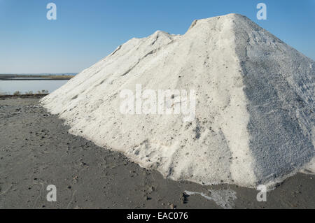 Gros tas de sel de mer naturel extrait par évaporation à la salt lake près de Burgas, Bulgarie Banque D'Images