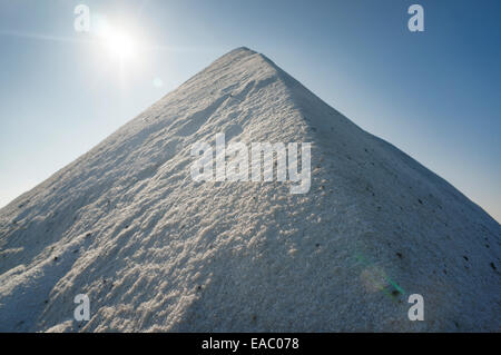 Gros tas de sel de mer naturel extrait par évaporation à la salt lake près de Burgas, Bulgarie Banque D'Images