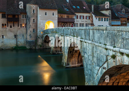 Soirée à St-Ursanne, canton du Jura, Suisse. Banque D'Images