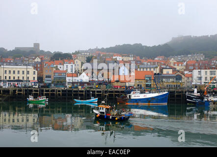 Bateau de pêche entre dans le port de Scarborough. Banque D'Images