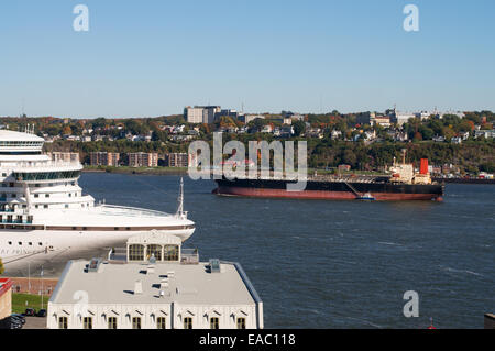 Transporteur de produits pétroliers Mermaid laissez-passer express un navire de croisière amarré sur le fleuve Saint-Laurent, Québec, Canada Banque D'Images