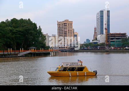 La rivière Sarawak Kuching, Malaisie, Taxi Banque D'Images