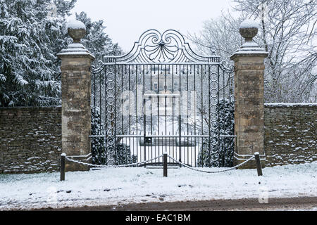 Portes d'entrée en fer forgé menant à Cornwell Manor Banque D'Images