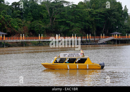 La rivière Sarawak Kuching, Malaisie, Taxi Banque D'Images