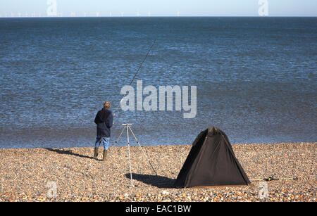 Un pêcheur de la mer sur la plage de rembobinage à Weybourne, Norfolk, Angleterre, Royaume-Uni ; Banque D'Images