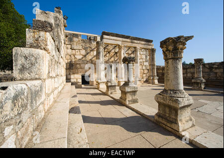 Les ruines de la synagogue dans la petite ville de Capharnaüm sur la côte du lac de Galilée. Banque D'Images