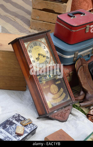 Horloge murale antique & Assurance pour la vente au Salon des Antiquaires Car Boot Sale ou marché d'antiquités ou de Brocante en Provence France Banque D'Images