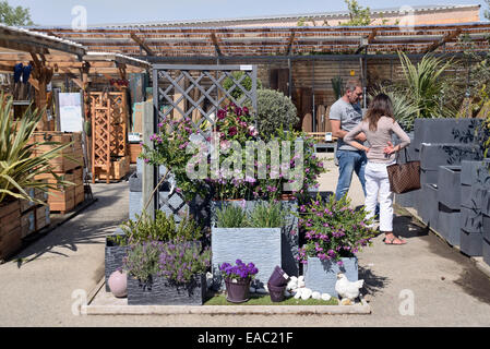 Couple shopping en centre-jardin avec affichage de gris ou gris élégant des jardinières ou des pots et plantes Lavande Banque D'Images