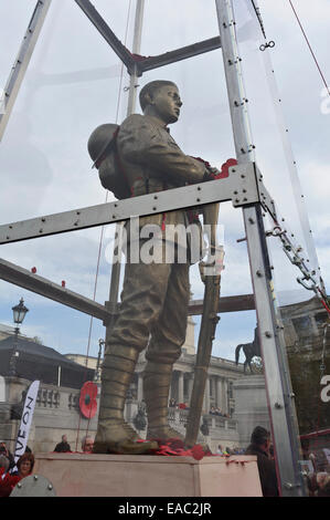 Un soldat de la Première Guerre mondiale en laiton sculpture réalisée par Mark Humphrey sur l'affichage dans un cas de verre triangulaire, Londres, Royaume-Uni. Banque D'Images