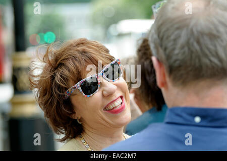 Auteur Kathy Lette à Whitehall en tant que membres de la Ligue Howard pour la réforme pénitentiaire et d'éminents auteurs remettre une pétition Banque D'Images