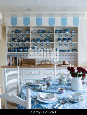 Cuisine sur Cornishware commode en bleu et blanc avec cuisine à thème table Lunéville pottery Banque D'Images