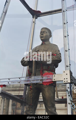 Un soldat de la Première Guerre mondiale en laiton sculpture réalisée par Mark Humphrey sur l'affichage dans un cas de verre triangulaire, Londres, Royaume-Uni. Banque D'Images