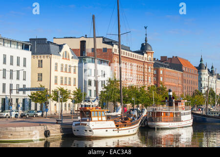 Helsinki, Finlande - le 14 septembre 2014 : Vieux quai d'Helsinki avec la location des voiliers et des façades classiques en th Banque D'Images