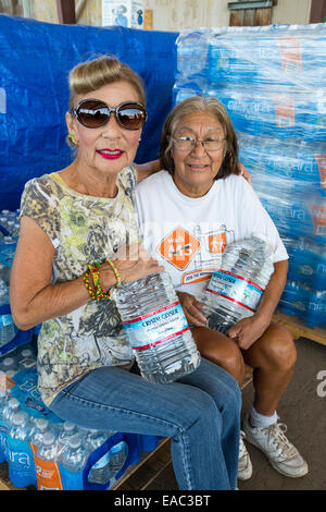 Les femmes viennent chercher de l'eau d'un organisme de bienfaisance de l'eau en fournissant de l'eau en bouteille à Porterville maisons qui n'ont pas eu d'eau courante Banque D'Images