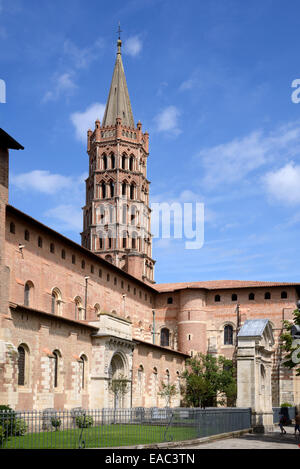 Église romane de Saint-Sernin Basilique ou brique et Beffroi ou Clocher TOULOUSE Haute-Garonne France Banque D'Images