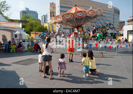 Enfants jongleur sur la Place des Festivals, Montréal, province de Québec, Canada. Banque D'Images