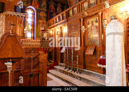 Vue interne d'objets religieux mis à l'intérieur de l'église grecque dans la ville de Parga sur le continent grec. Banque D'Images