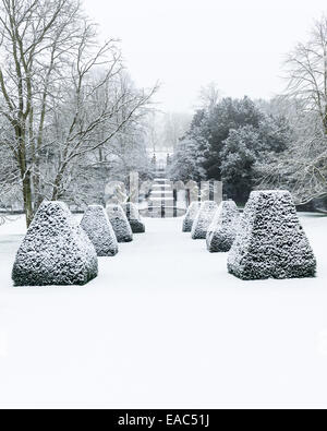 Voir l'hiver à la recherche vers le bas à travers jardin topiaire avec et jusqu'à la porte d'entrée Banque D'Images