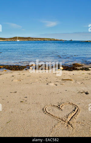 St Agnes, coeur dans le sable ; à l'égard Gugh ; Îles Scilly ; UK Banque D'Images