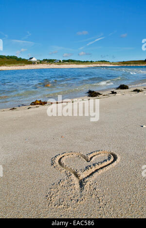 St Agnes, coeur dans le sable ; à l'égard Gugh ; Îles Scilly ; UK Banque D'Images