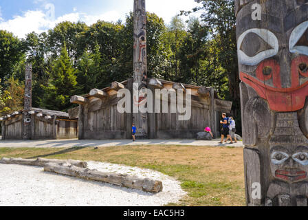 Musée d'anthropologie terrains avec totems et maison des Premières Nations en arrière-plan Banque D'Images