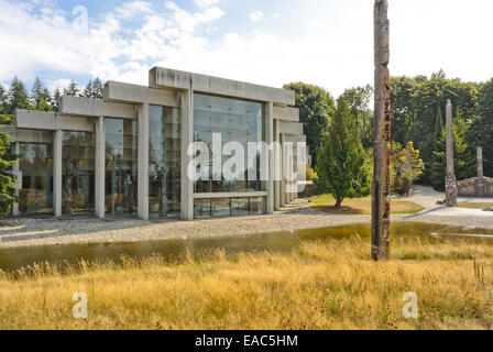 Musée d'anthropologie de terrain avec les totems et les Premières Nations' house en arrière-plan Banque D'Images