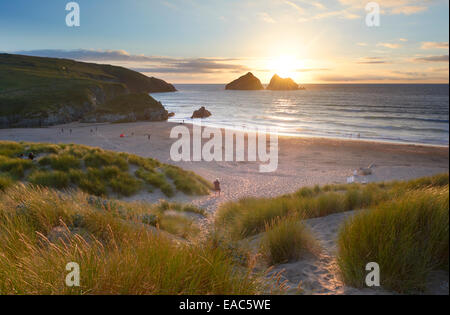 Les touristes sur la plage au coucher du soleil à Baie de Holywell - Cornwall, England, UK Banque D'Images