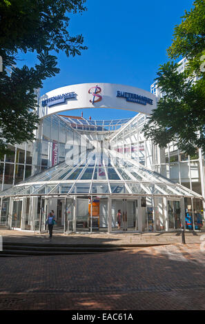 L'architecture moderne de verre et d'acier du centre commercial Buttermarket dans le centre-ville d'Ipswich, Suffolk, Angleterre Banque D'Images