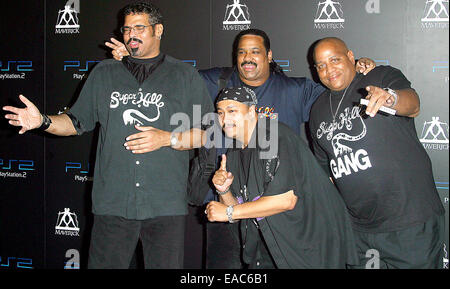 11 novembre 2014 - Fichier - Henry JACKSON, mieux connu sous le nom de BIG BANK HANK de The Sugarhill Gang, est décédé tôt mardi matin à Englewood Hospital de New Jersey de complications dues au cancer. Jackson avait 57 ans. The Sugarhill Gang formé à la fin des années 1970 et était surtout connu pour le hit 1979, du rappeur "Delight' sur la photo - 20 octobre 2002 - Los Angeles, Californie, États-Unis - grand Hank , extrême droite, Sugarhill Gang sur le Playstation 2 Tournoi En Ligne de jeu pour la charité. Image Globe Crédit : © Photos/ZUMAPRESS.com) Banque D'Images